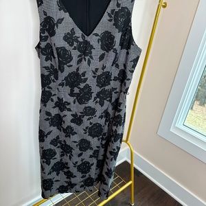 ROZ & ALI WOMENS DRESS V NECK SLEEVELESS BLACK AND WHITE WITH ROSES SZ 12